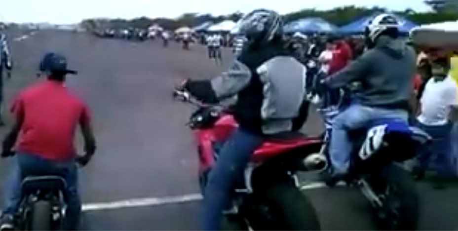 Como una scooter le moja la oreja a dos deportivas